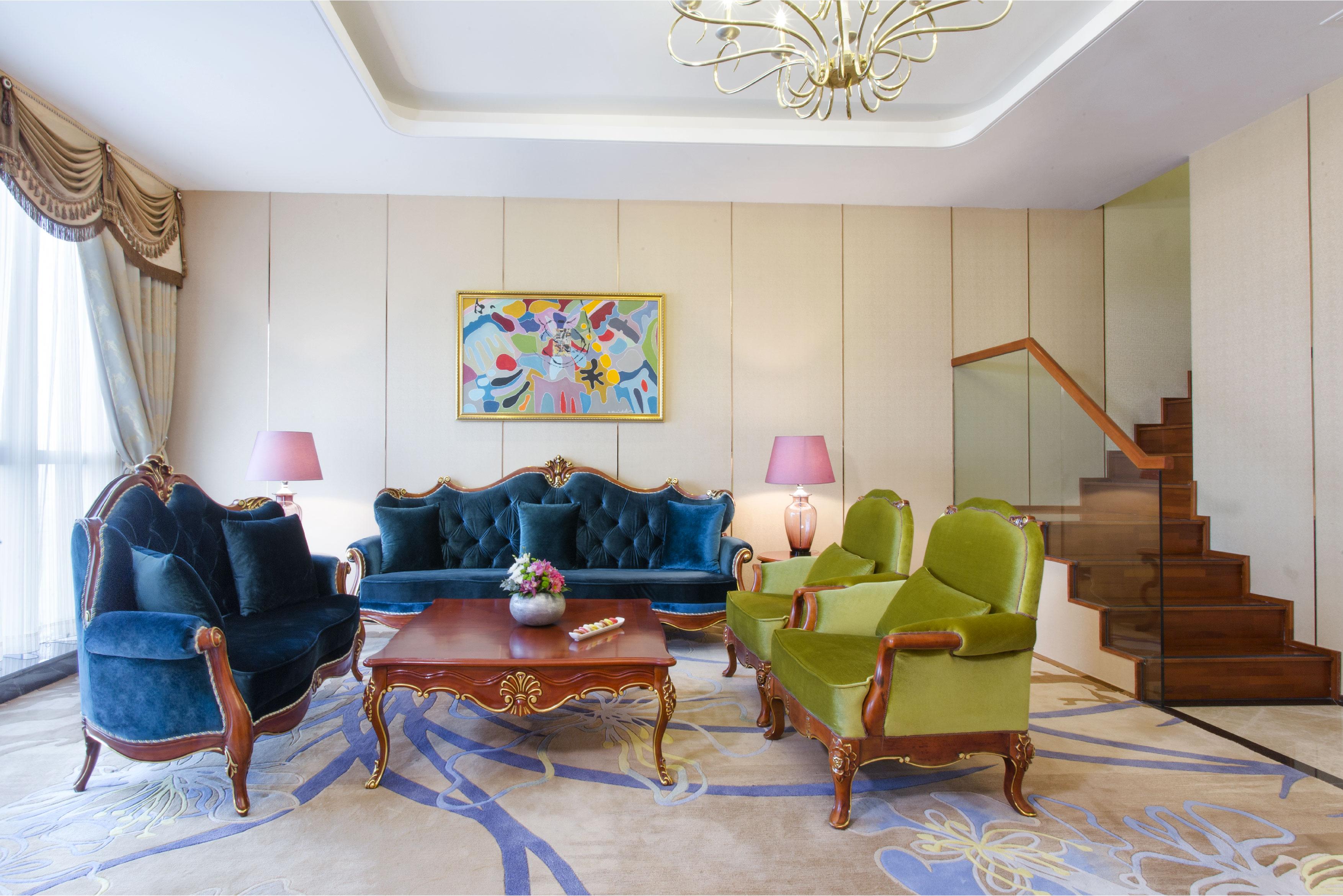 华凌第比利斯酒店 外观 照片 A living room in a suite at the hotel