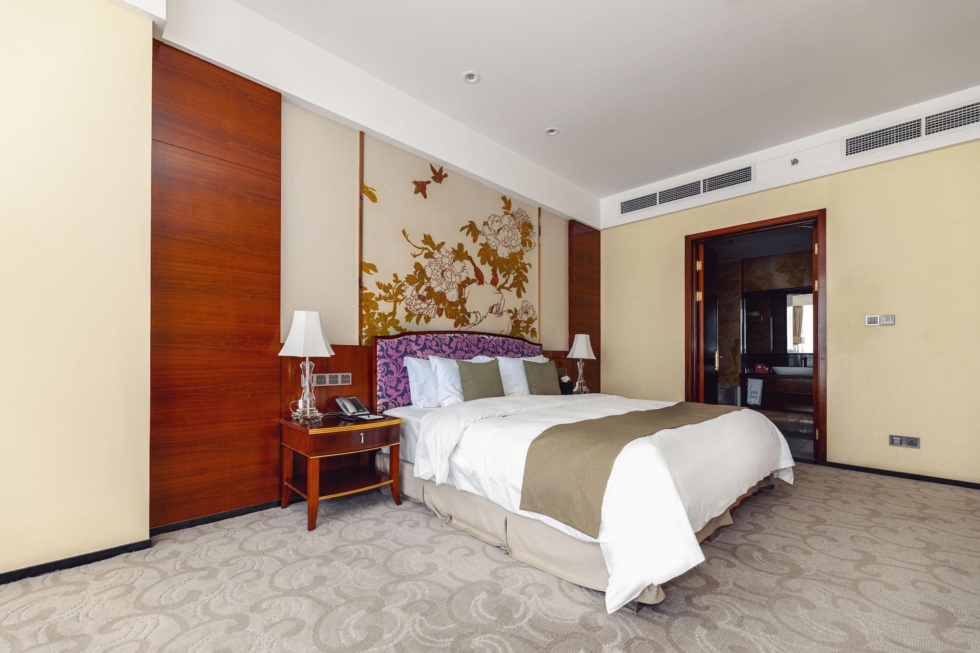 华凌第比利斯酒店 外观 照片 A bedroom at the hotel
