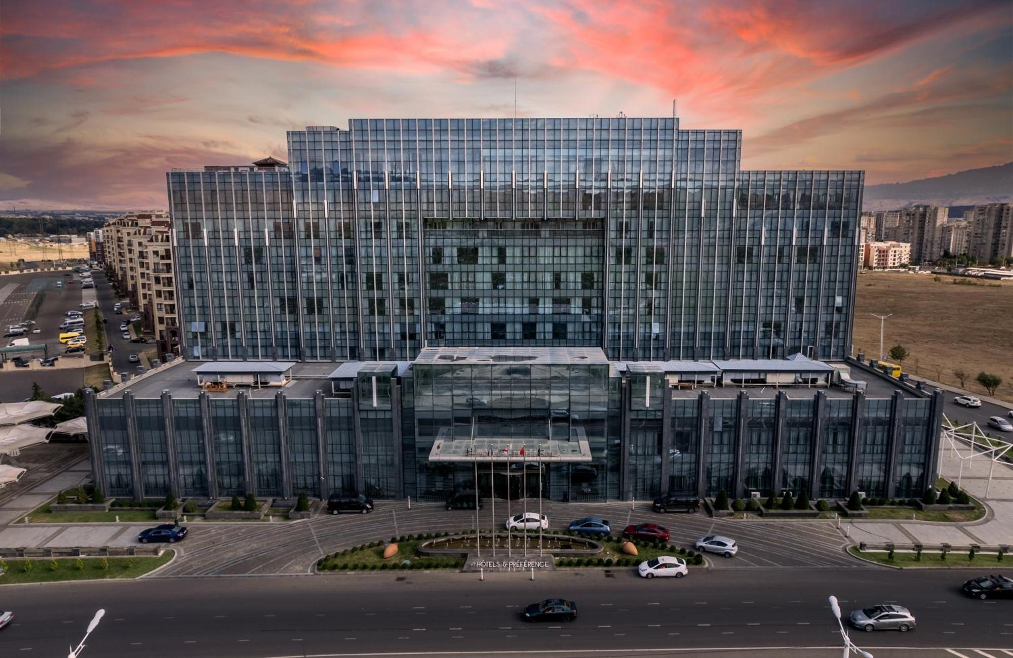 华凌第比利斯酒店 外观 照片 The hotel in 2018