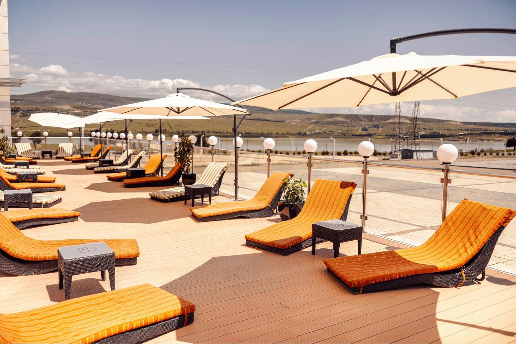 华凌第比利斯酒店 外观 照片 The pool deck of the Seabourn Spirit