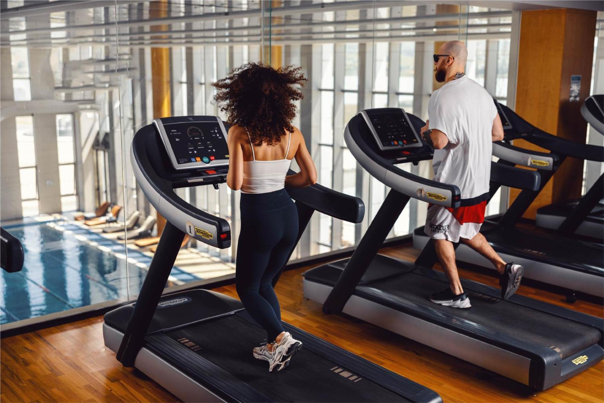 华凌第比利斯酒店 外观 照片 Treadmills in a gym