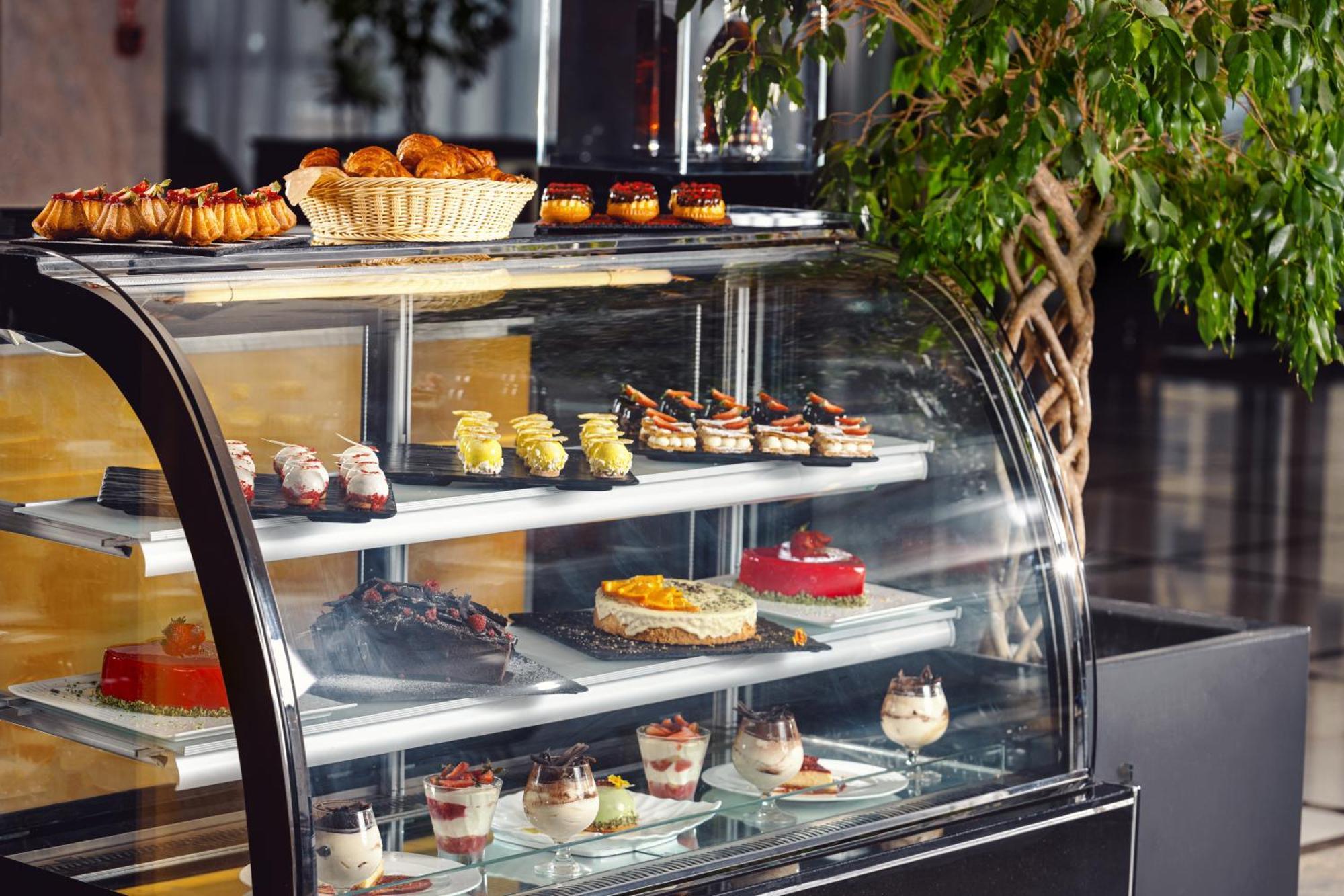 华凌第比利斯酒店 外观 照片 A display case of pastries