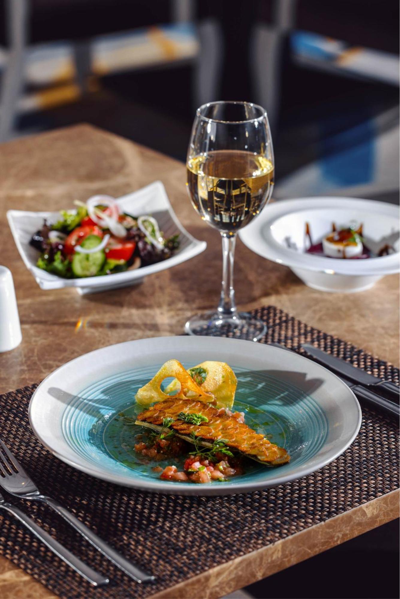华凌第比利斯酒店 外观 照片 A glass of white wine with a meal