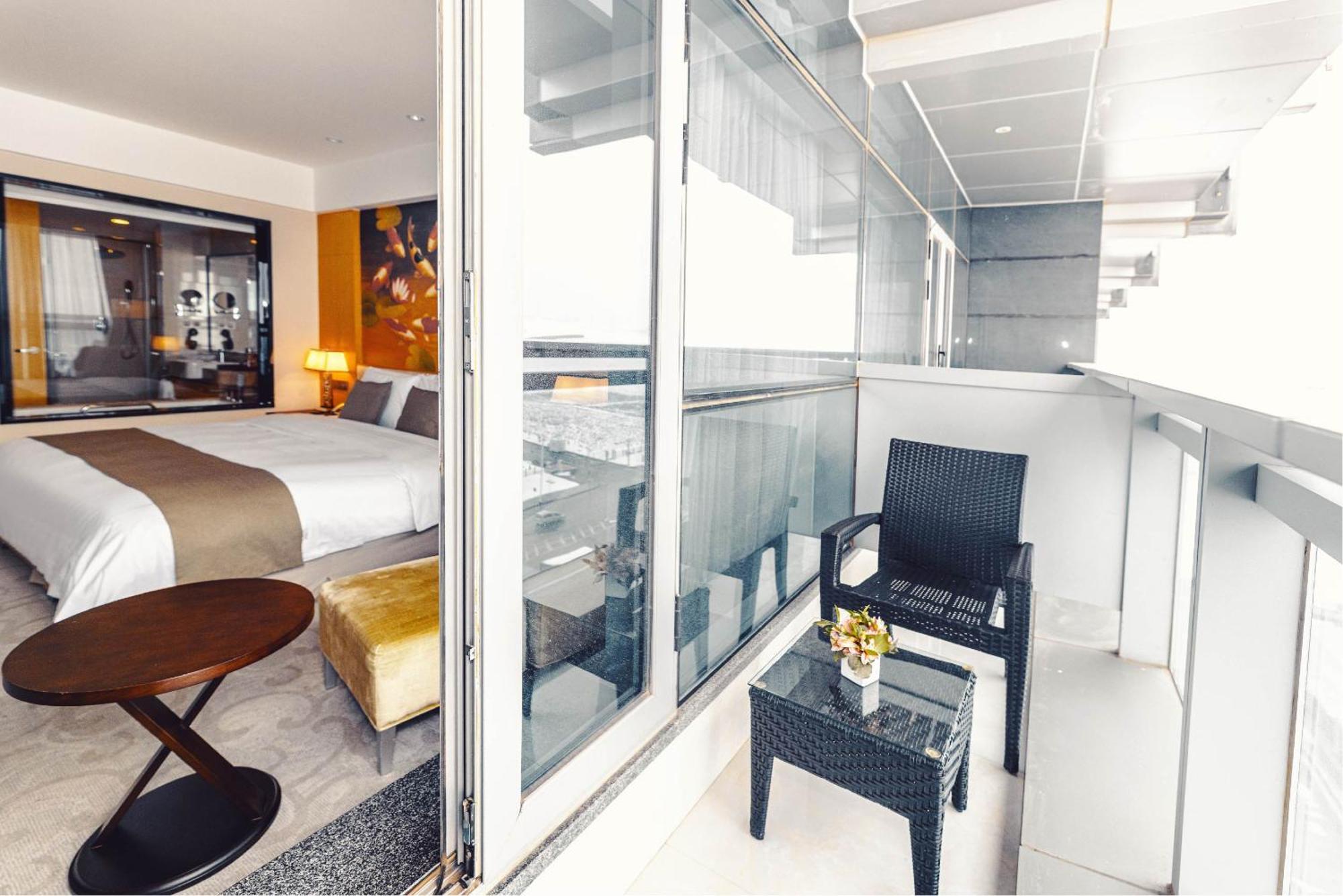 华凌第比利斯酒店 外观 照片 A balcony in a hotel room