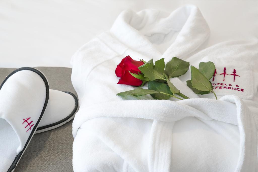 华凌第比利斯酒店 外观 照片 A bathrobe
