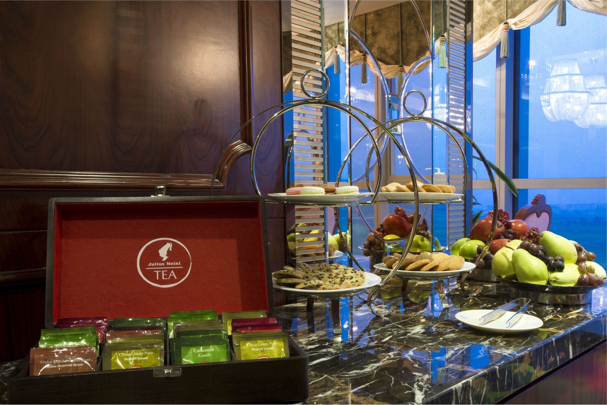 华凌第比利斯酒店 外观 照片 Tea at the Mandarin Oriental, Hong Kong