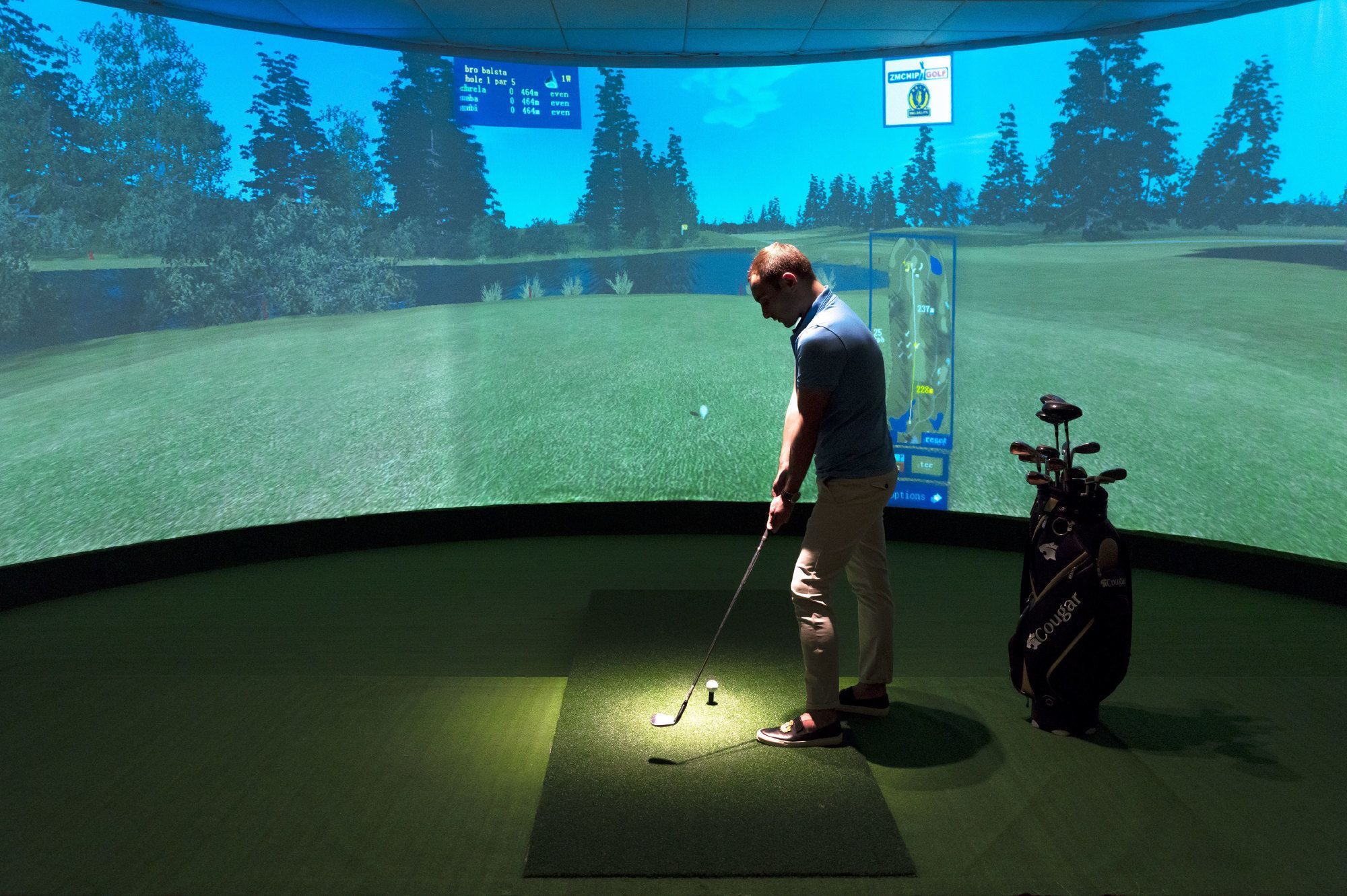 华凌第比利斯酒店 外观 照片 Golf Simulators